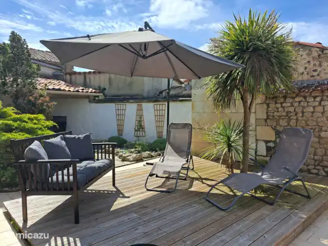 Location de Vacances France, Charente-Maritime, Saint-Jean-d'Angély, maison de ville - Villa des Thermes terrasse avec transats