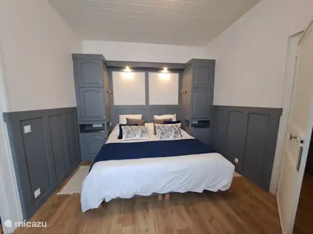 Location de Vacances France, Charente-Maritime, Saint-Jean-d'Angély, maison de ville - Villa des Thermes la chambre principale a des armoires et des tiroirs