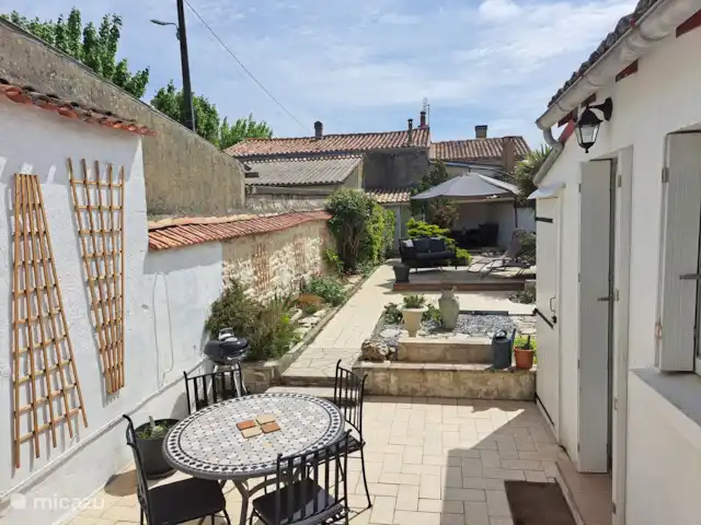 Location de Vacances France, Charente-Maritime, Saint-Jean-d'Angély, maison de ville - Villa des Thermes terrasse ensoleillée pour manger en plein air