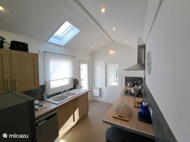 Location de Vacances France, Charente-Maritime, Saint-Jean-d'Angély, maison de ville - Villa des Thermes Cuisine avec buanderie attenante