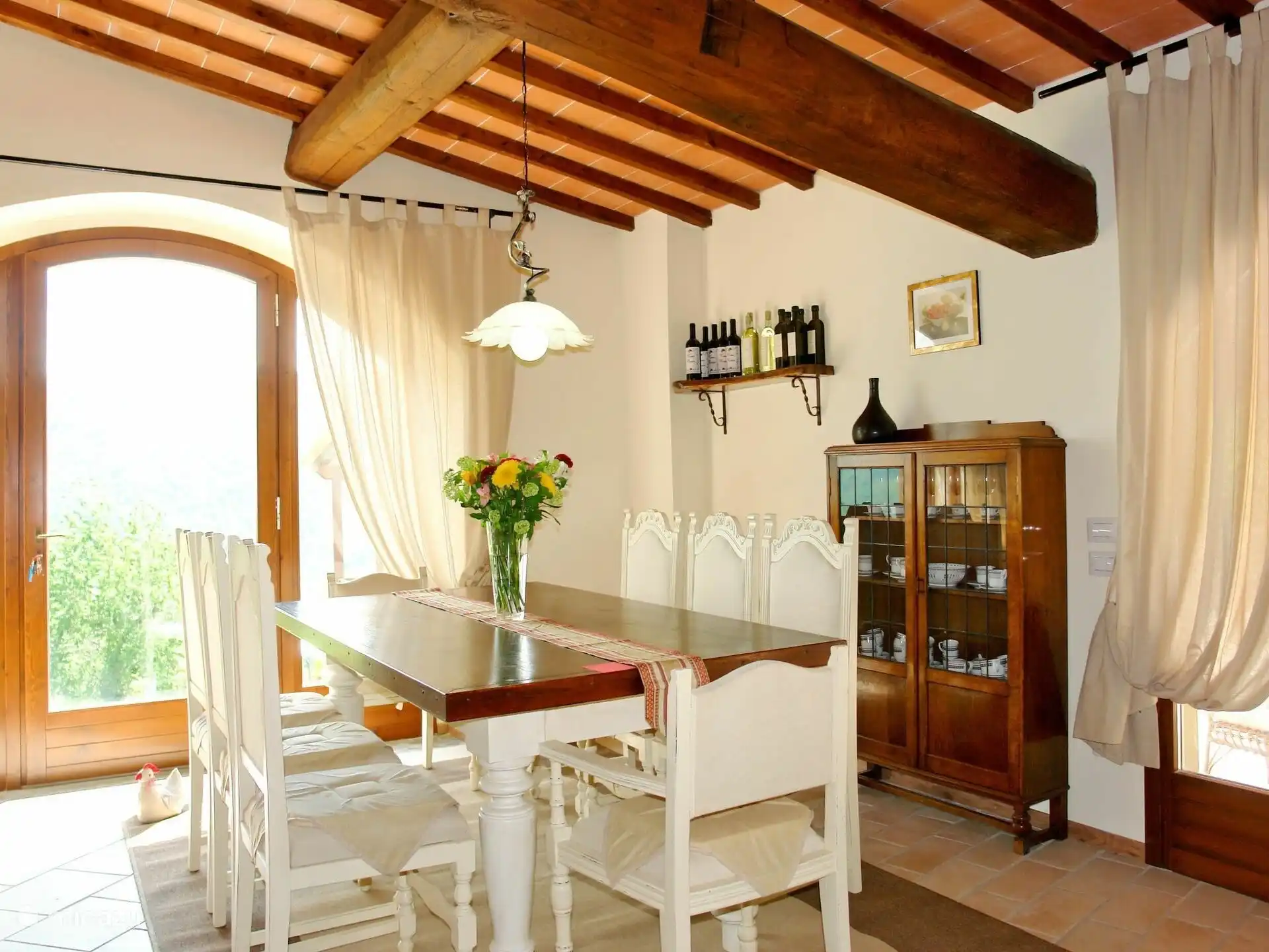 Geräumiges Esszimmer mit Panoramafenster