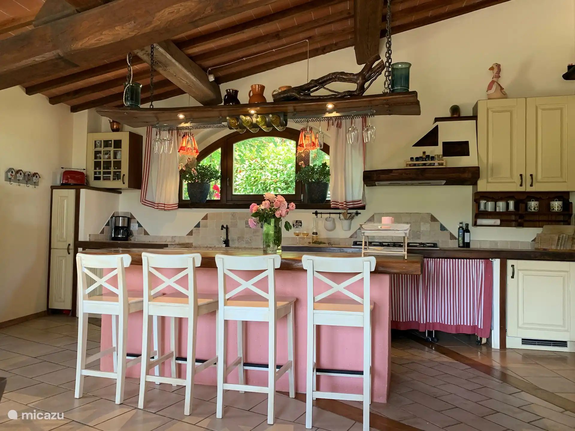 Große offene Küche, komplett ausgestattet mit Geschirrspüler, Backofen usw.