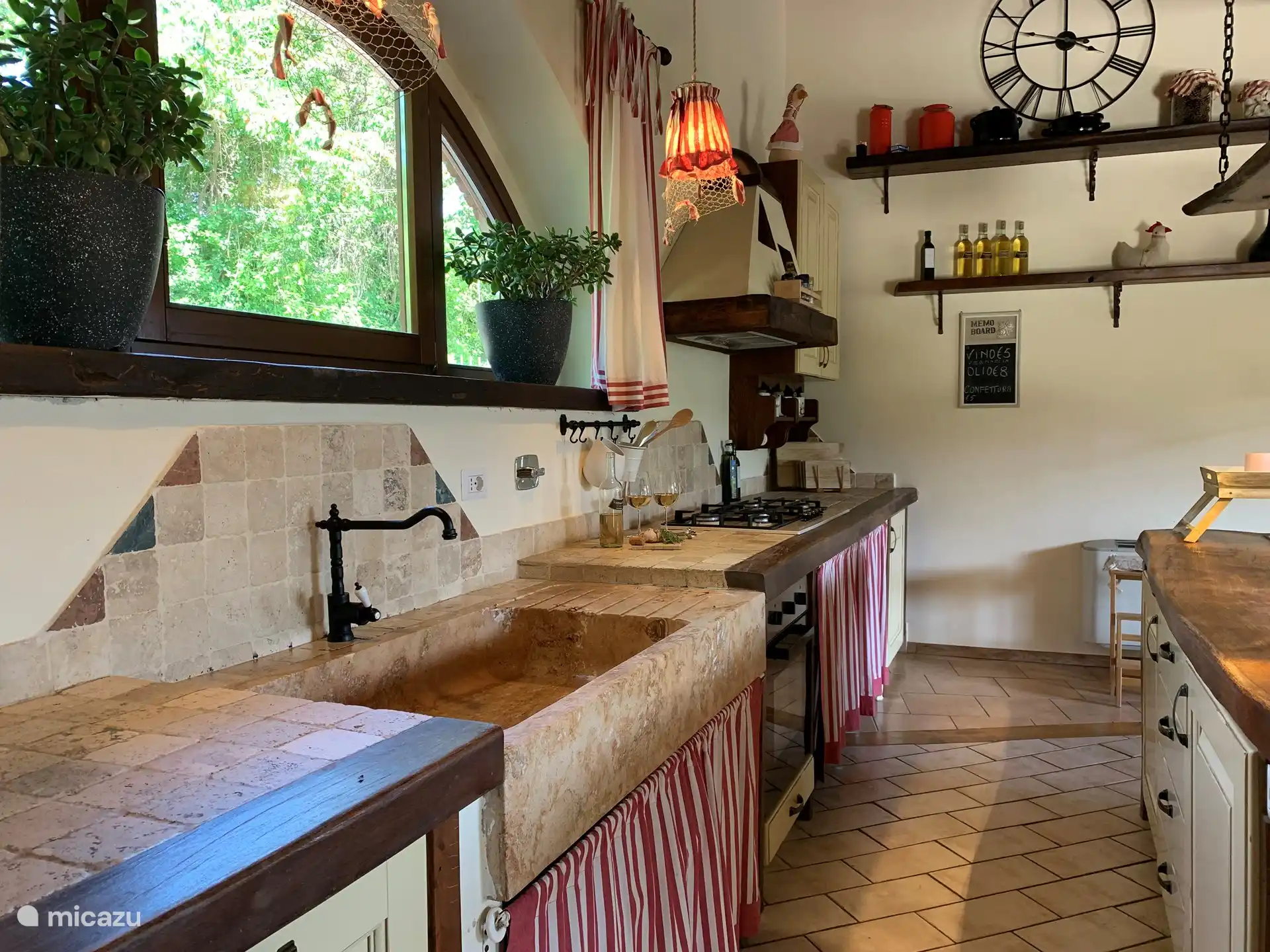 Voll ausgestattete Küche mit Geschirrspüler, Heißluftofen, 2 kleinen Kühlschränken und einem Gefrierschrank