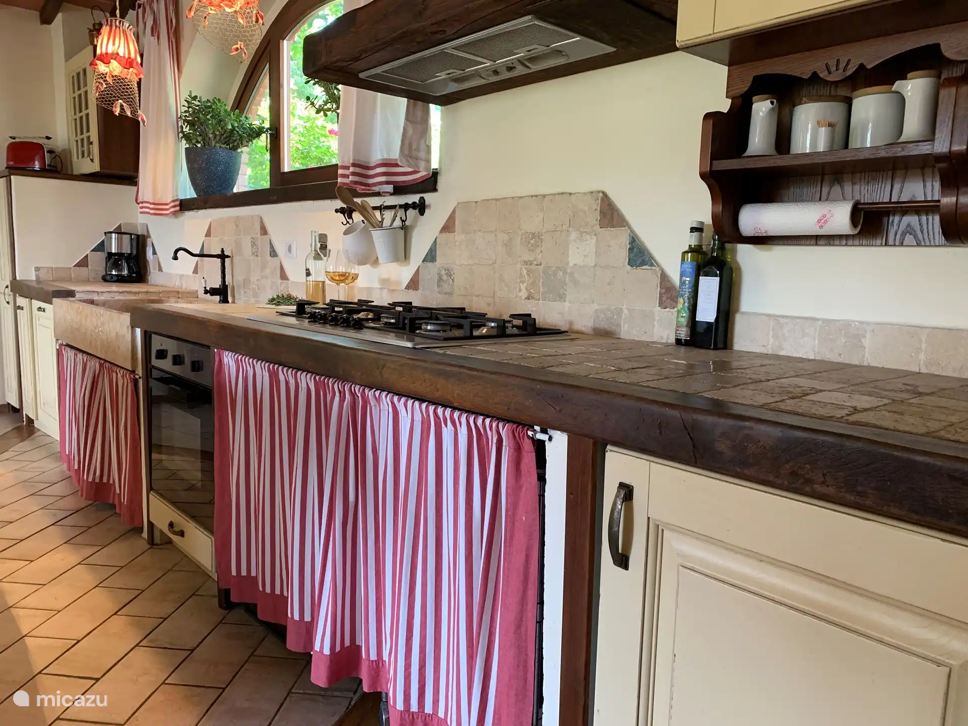 Charmante große Küche mit 5-Flammen-Gasherd