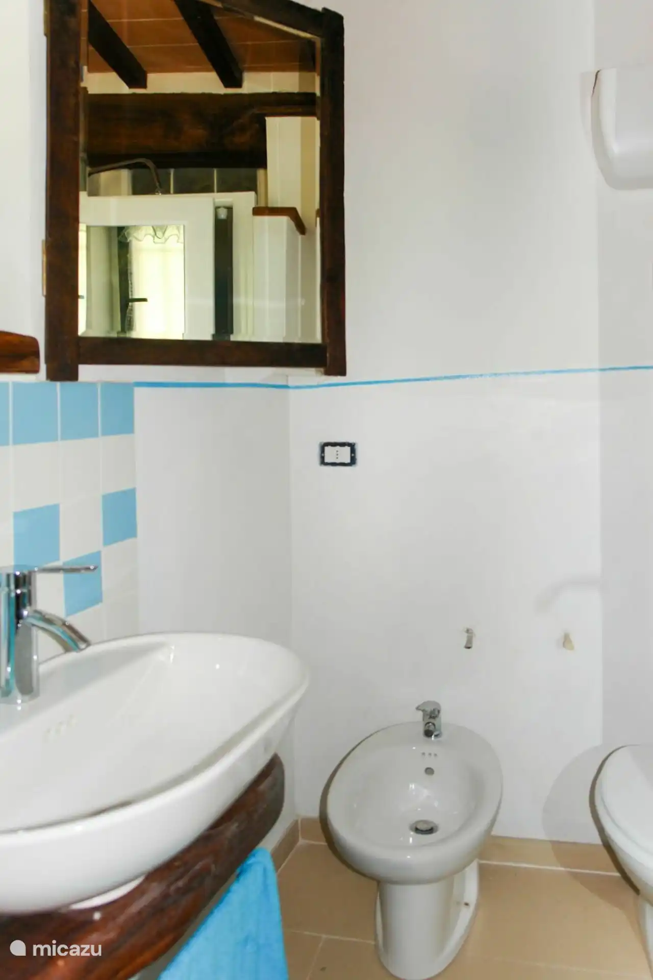 Es gibt 4 Badezimmer mit Dusche und WC und ein weiteres separates WC