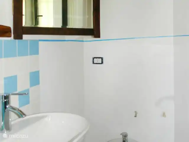 Villa Le Lame | Italie, Toscane, Montieri - villa Il y a 4 salles de bains avec douche et toilettes et une autre toilette séparée