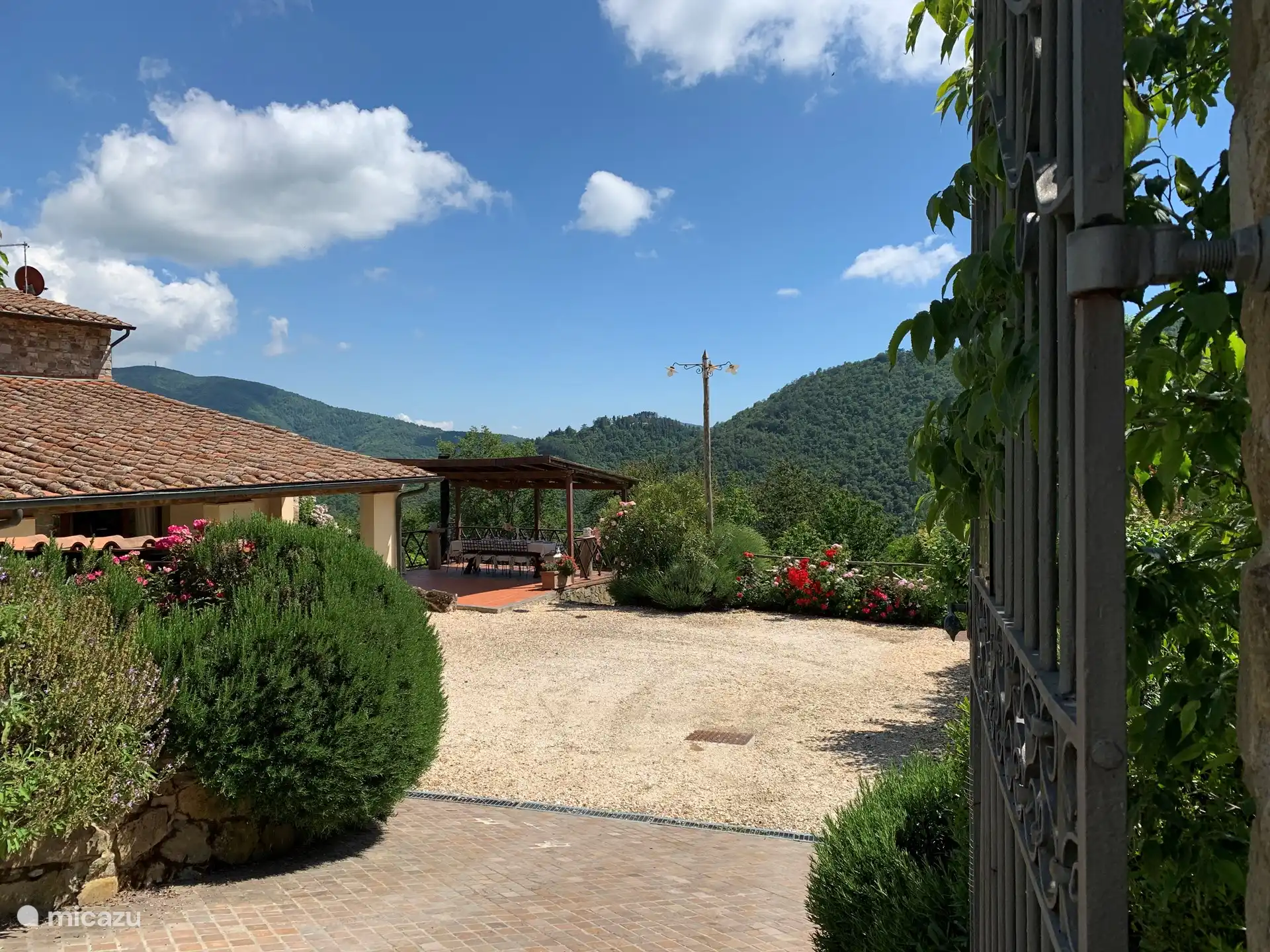 Direkt am Haus gibt es ausreichend Parkplätze, das Tor kann abgeschlossen werden