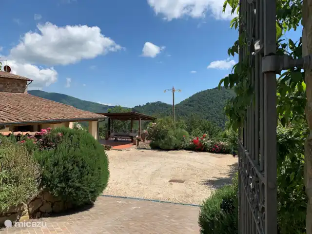 Villa Le Lame | Italie, Toscane, Montieri - villa Il y a beaucoup de place de parking directement à la maison, le portail peut être verrouillé