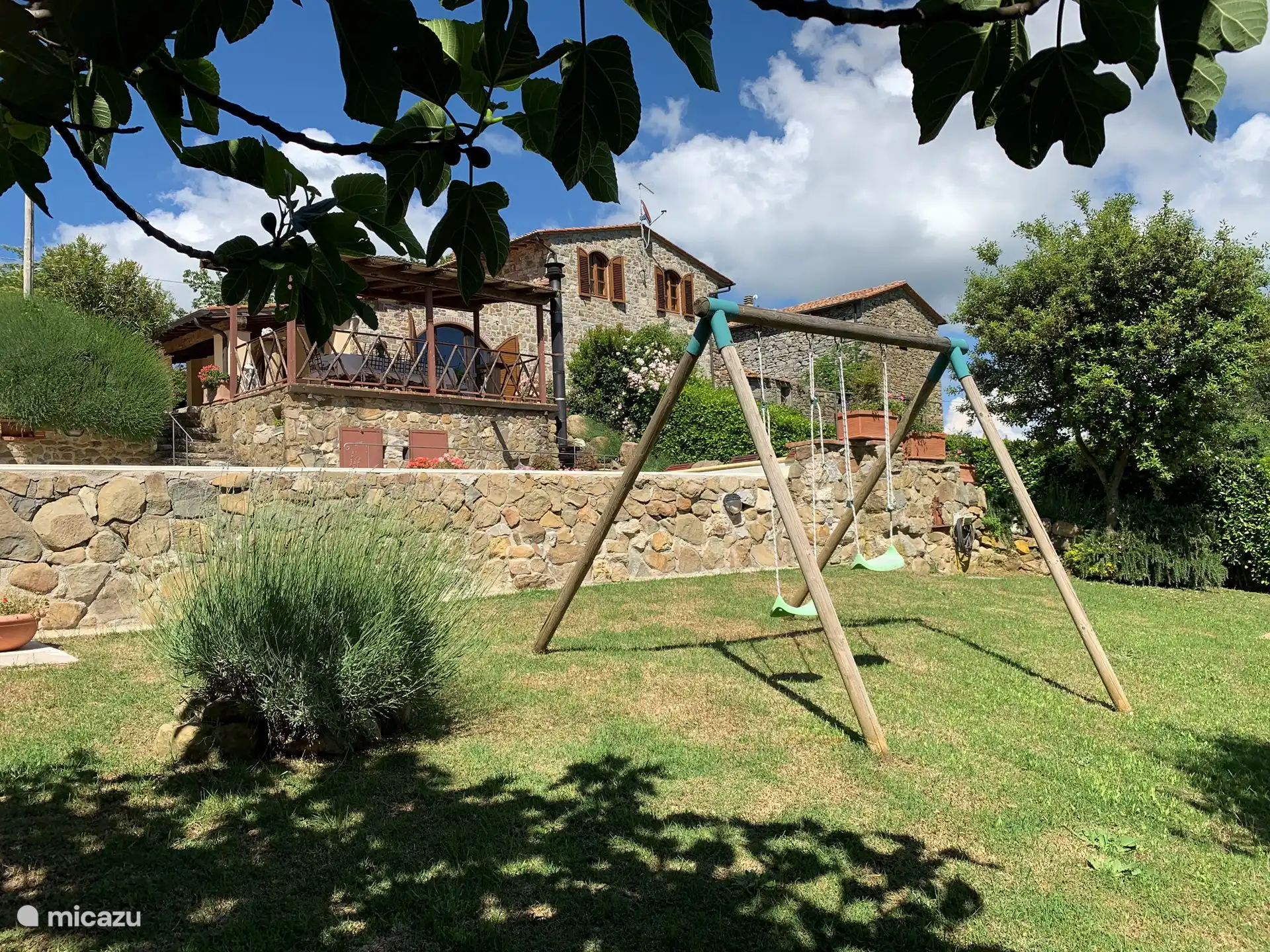 Die Kinder können im umzäunten Garten spielen