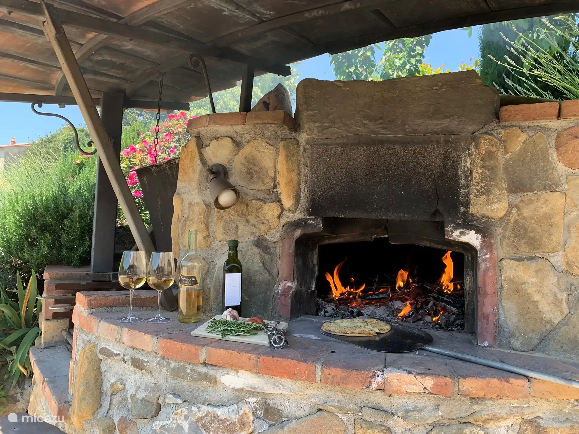 Es gibt einen Pizzaofen und einen Holzkohlegrill 