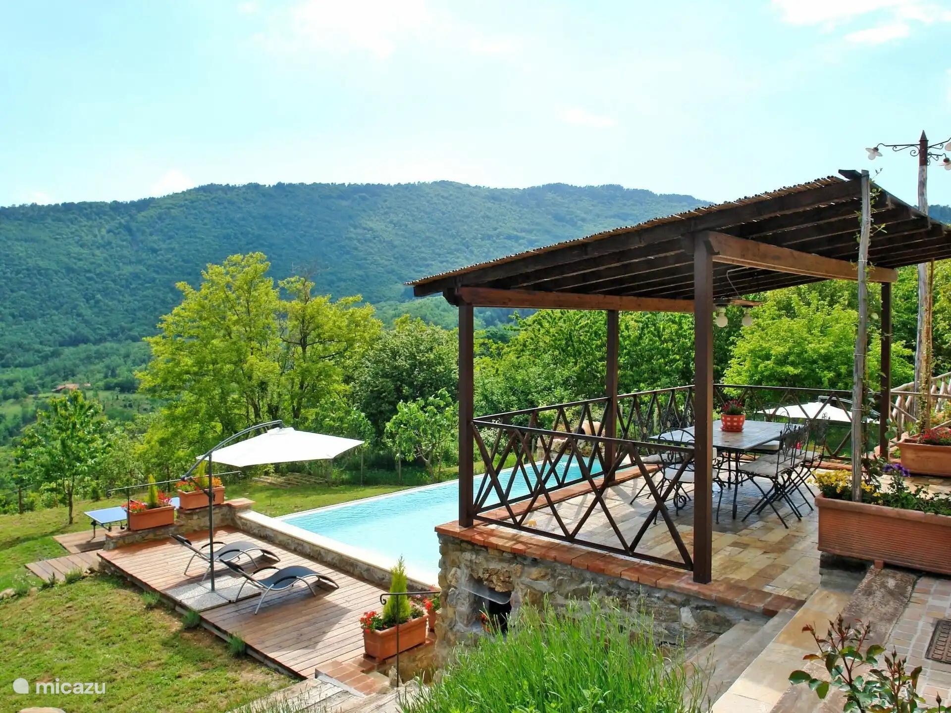 Großer, vollständig eingezäunter Terrassengarten mit Swimmingpool