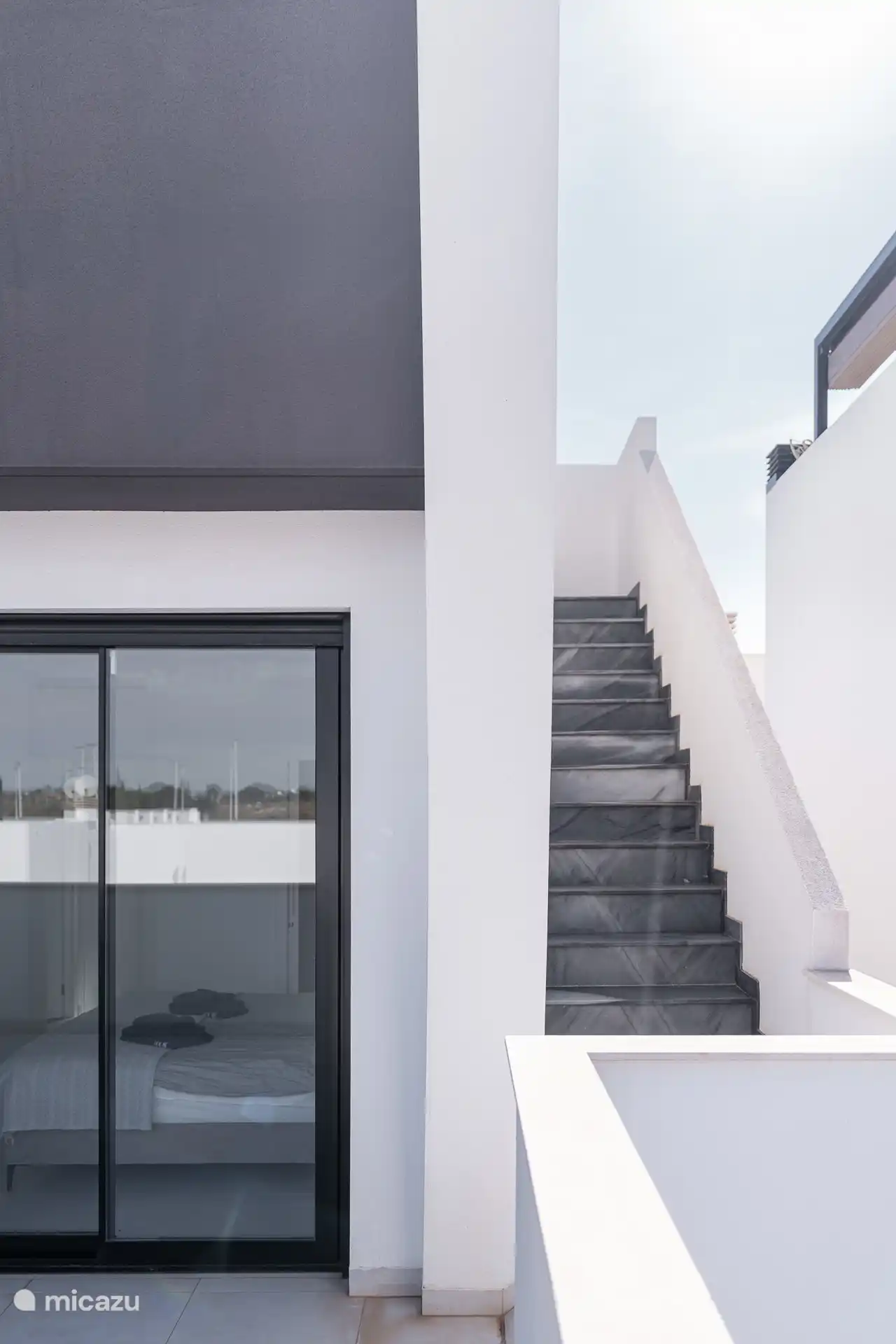 Terrasse Schlafzimmer 2 und 3 + Zugang zur Dachterrasse