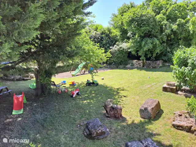 Location de Vacances France, Poitou-Charentes, Journet, gîte / cottage -  'Pêche' - La Grange du Moulin  Jardin de jeux clos avec bac à sable, balançoires, toboggan, bateau pirate et trampoline