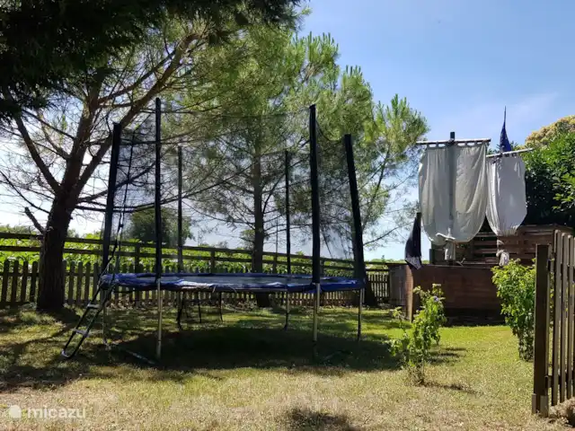 Location de Vacances France, Poitou-Charentes, Journet, gîte / cottage -  'Pêche' - La Grange du Moulin  Trampoline avec filet de sécurité