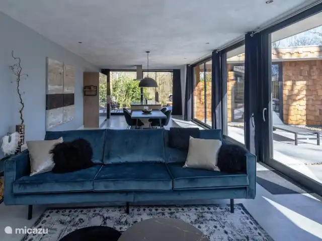 Maison forestière en bois | Pays-Bas, Brabant-Septentrional, Oosterhout - maison de vacances Salon avec foyer et grande façade vitrée