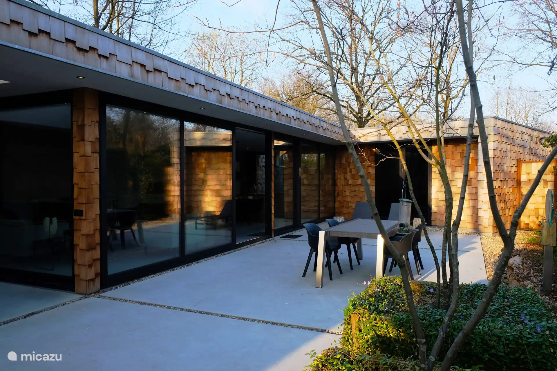 Terrasse mit Esstisch