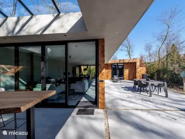 Maison forestière en bois | Pays-Bas, Brabant-Septentrional, Oosterhout - maison de vacances Terrasse partiellement couverte avec table haute pour les boissons