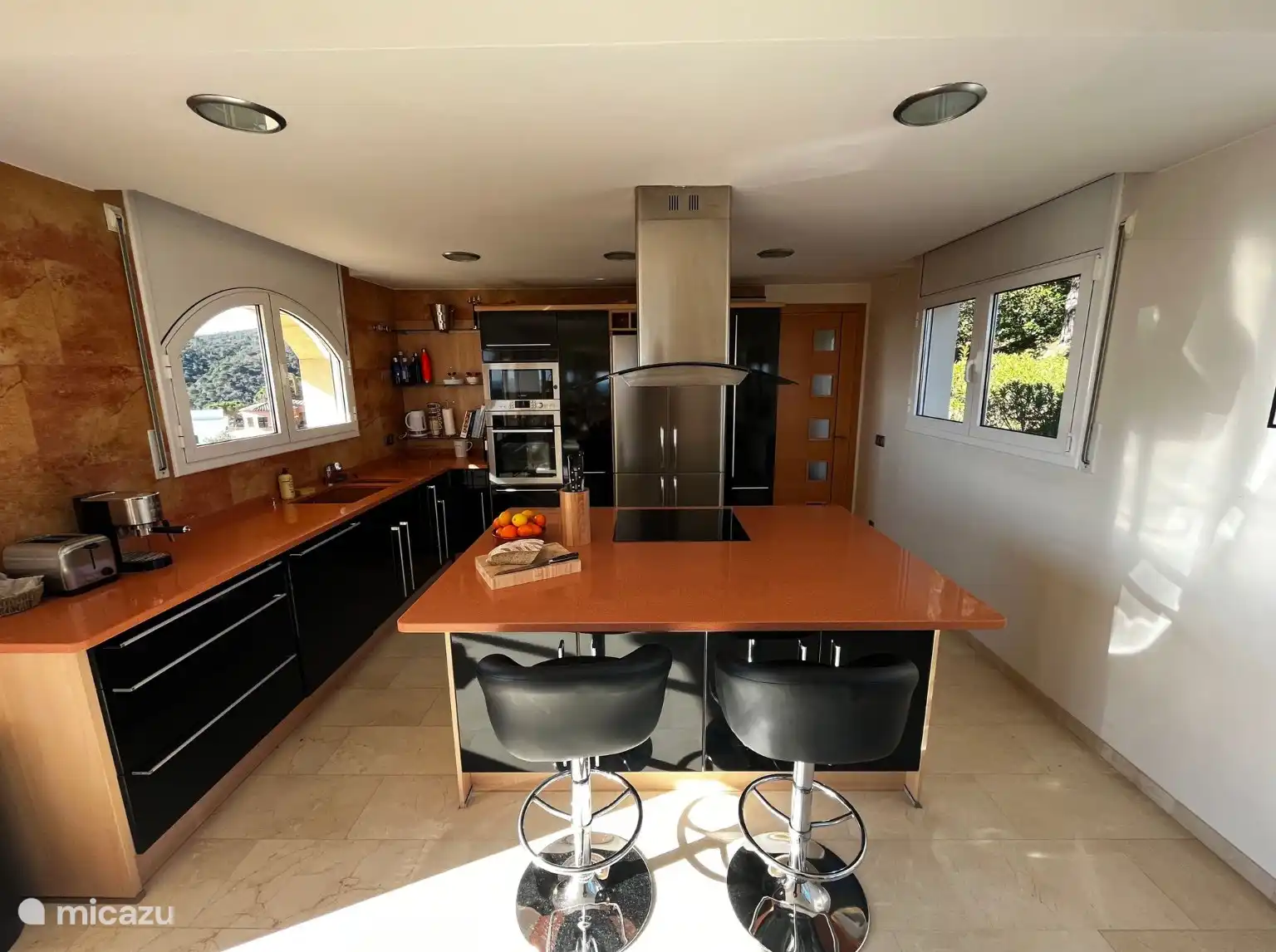 Schöne offene Küche mit Kochinsel