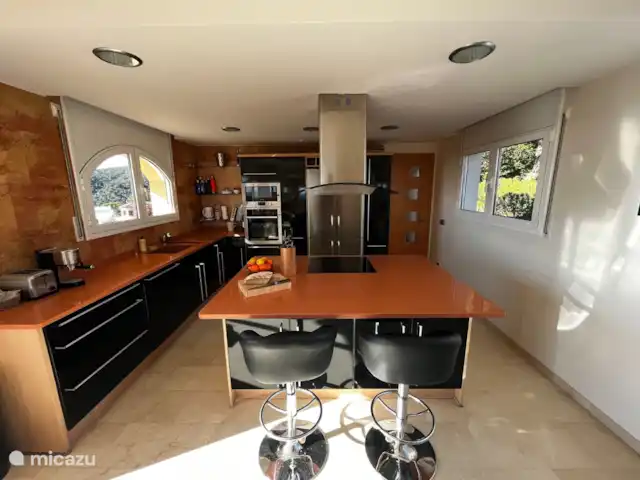 Villa avec vue spectaculaire  | Espagne, Costa Brava, Sant Feliu de Guíxols - villa Belle cuisine ouverte avec îlot de cuisson