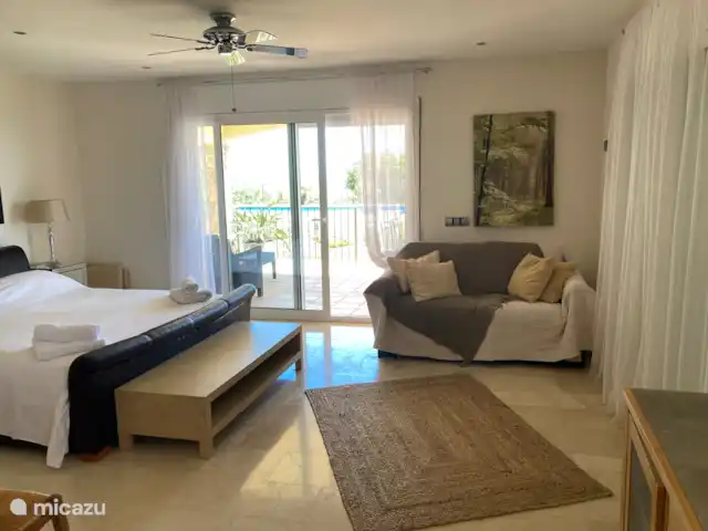 Villa avec vue spectaculaire  | Espagne, Costa Brava, Sant Feliu de Guíxols - villa Chambre principale avec portes coulissantes donnant sur la terrasse extérieure et la piscine