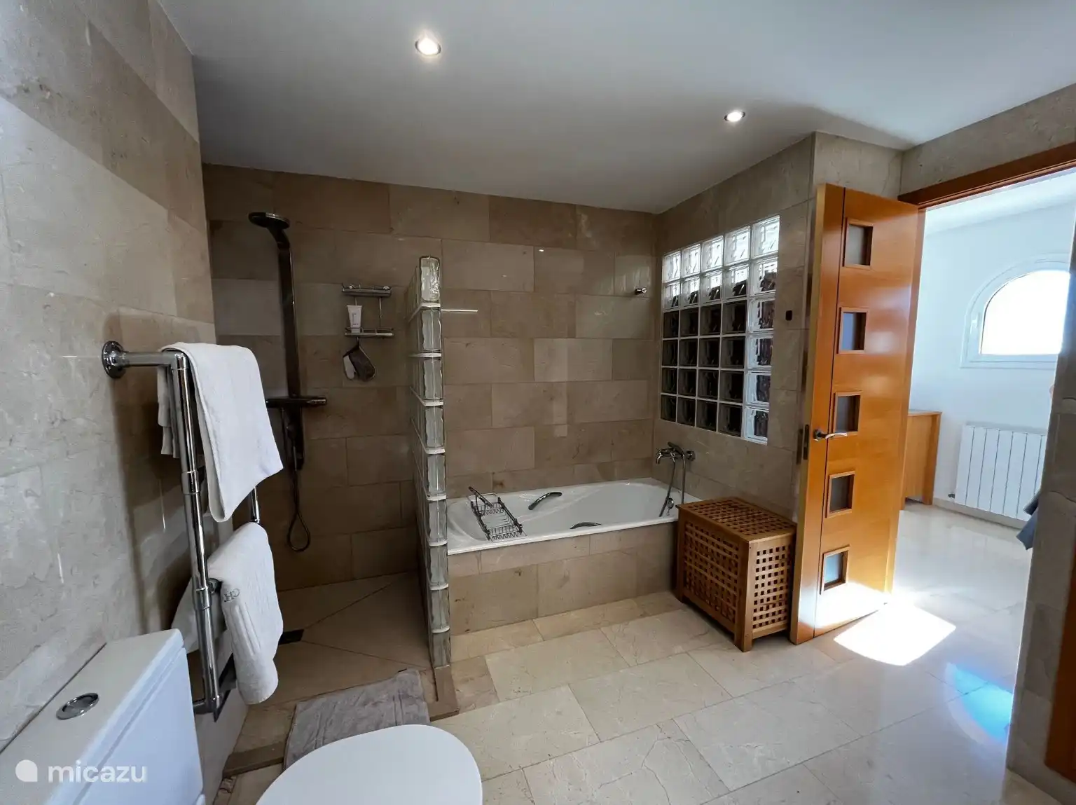 Hauptbadezimmer mit Badewanne und Dusche