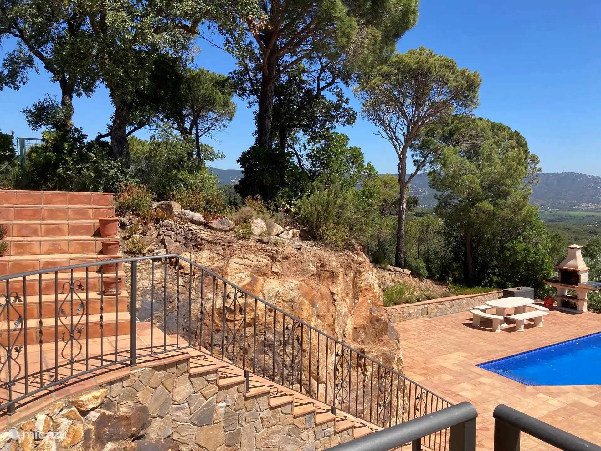 Der Garten grenzt an eine Grünfläche, also absolute Privatsphäre