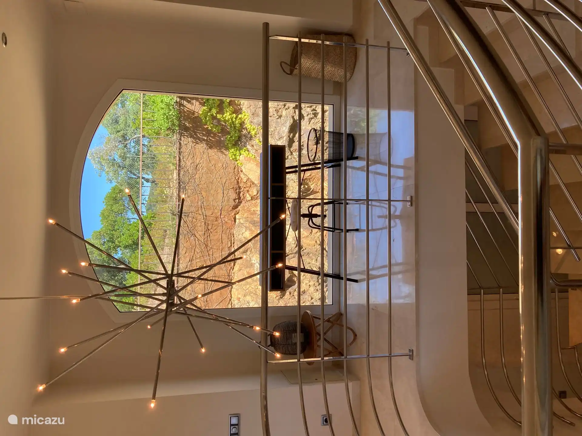 Treppe vom Erdgeschoss zum Wohnbereich mit Küche