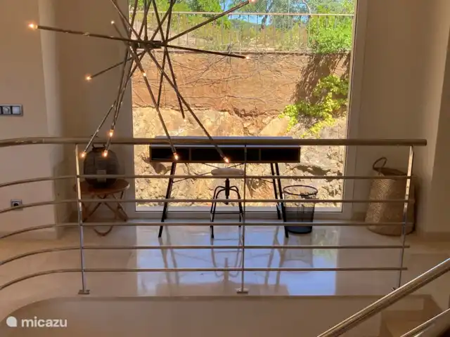 Villa avec vue spectaculaire  | Espagne, Costa Brava, Sant Feliu de Guíxols - villa Escalier du rez-de-chaussée au salon avec la cuisine