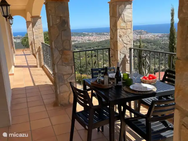 Villa avec vue spectaculaire  | Espagne, Costa Brava, Sant Feliu de Guíxols - villa terrasse latérale à côté de la cuisine et du salon/salle à manger