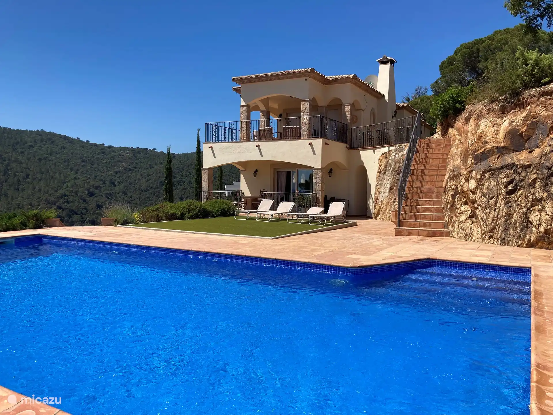 Schönes Schwimmbad mit schöner Aussicht