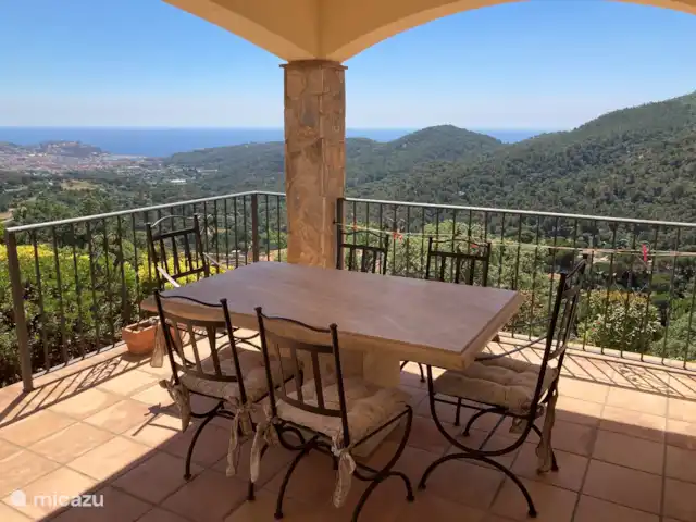 Villa avec vue spectaculaire  | Espagne, Costa Brava, Sant Feliu de Guíxols - villa Table d’extérieur avec une vue magnifique