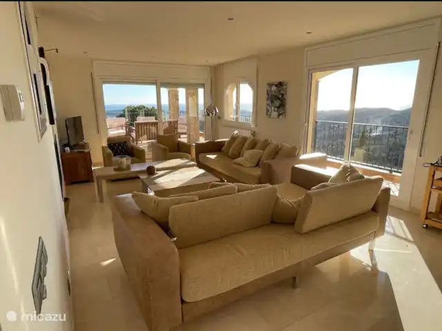 Villa avec vue spectaculaire  | Espagne, Costa Brava, Sant Feliu de Guíxols - villa Salon avec portes coulissantes donnant sur la terrasse latérale