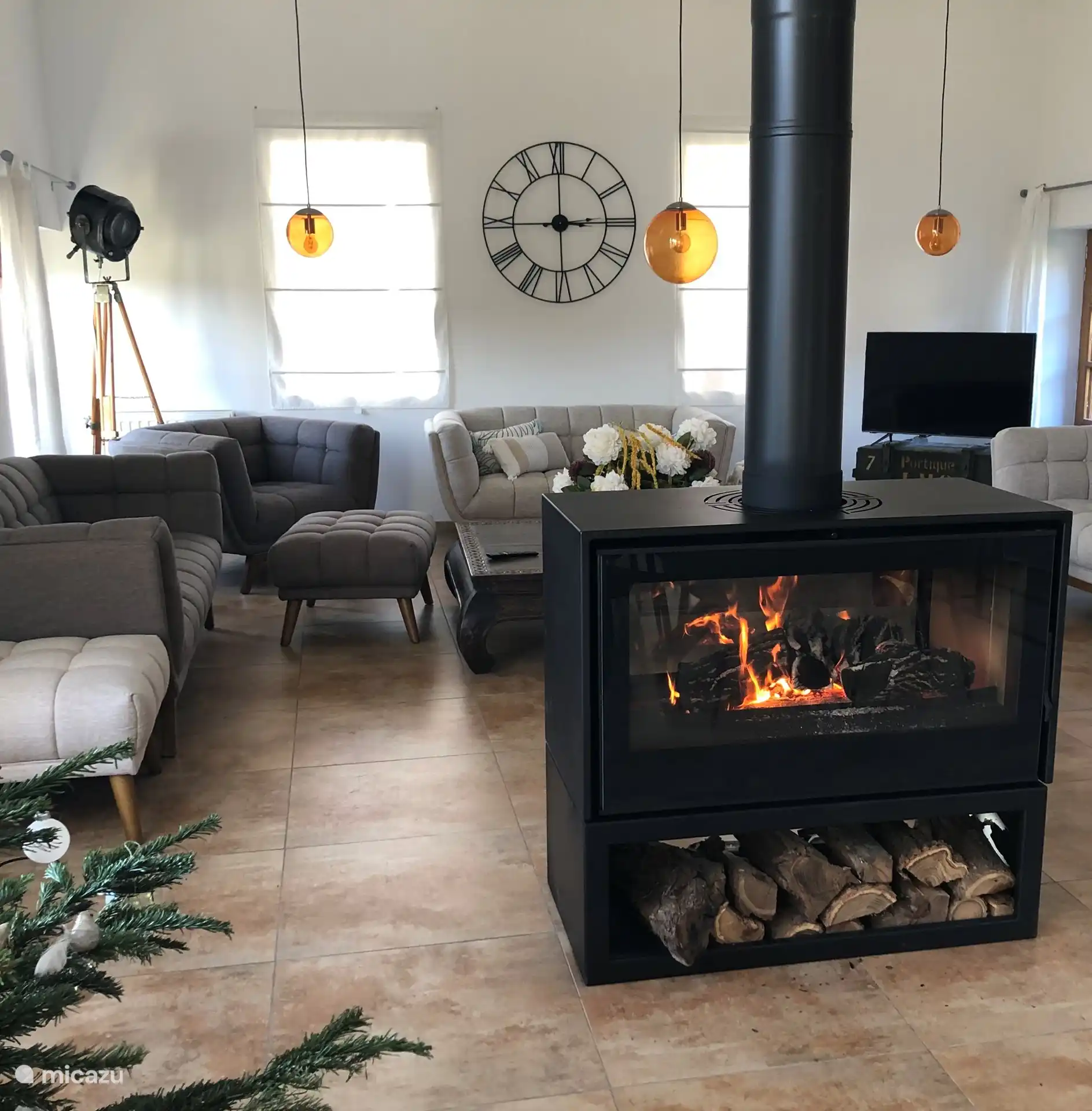 Wohnzimmer mit offenem Kamin