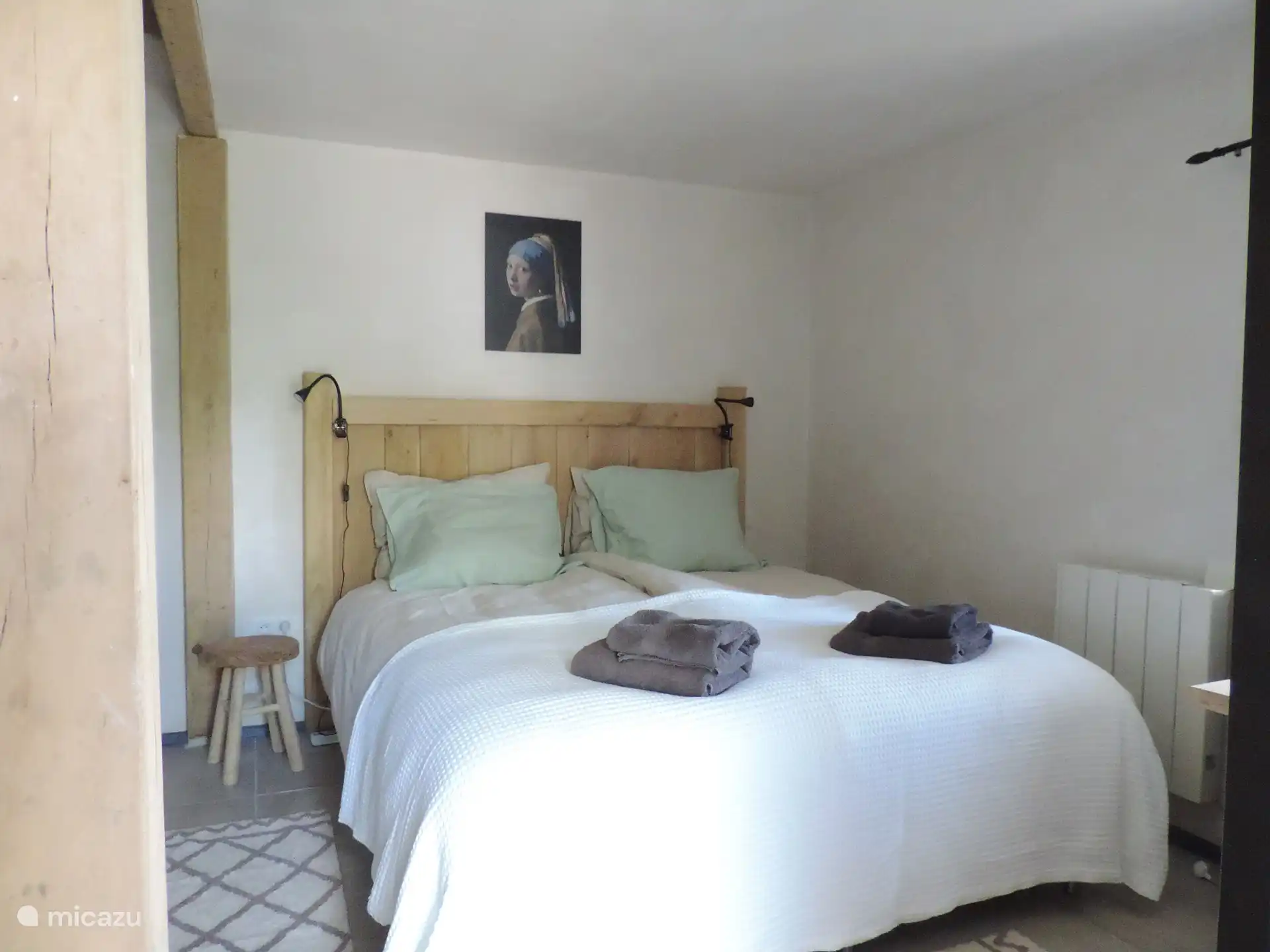 Schlafzimmer mit Boxspringbett für 2 Personen