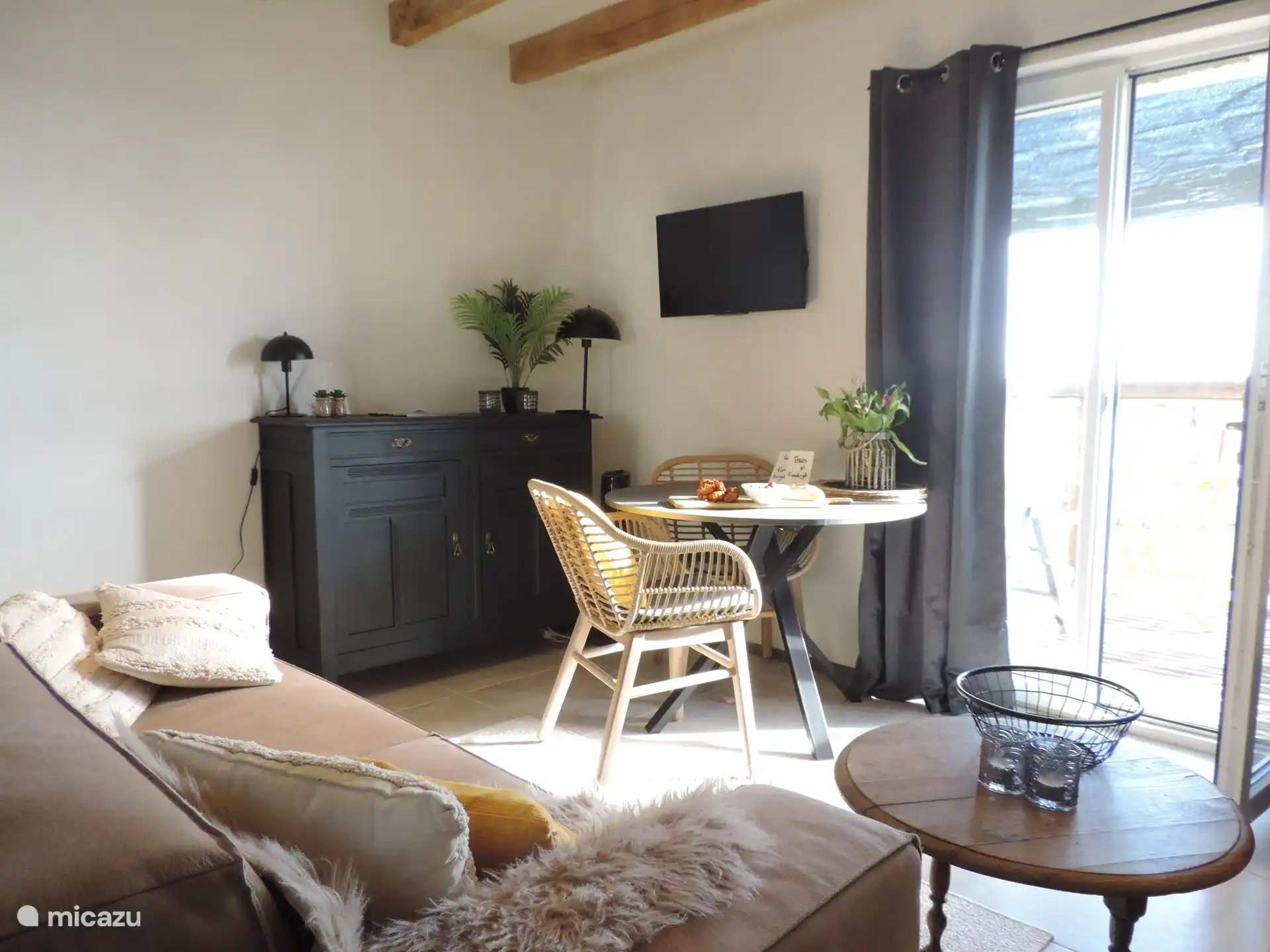 Gemütliches Wohnzimmer mit Blick auf die Täler des Aveyron und des Cantal