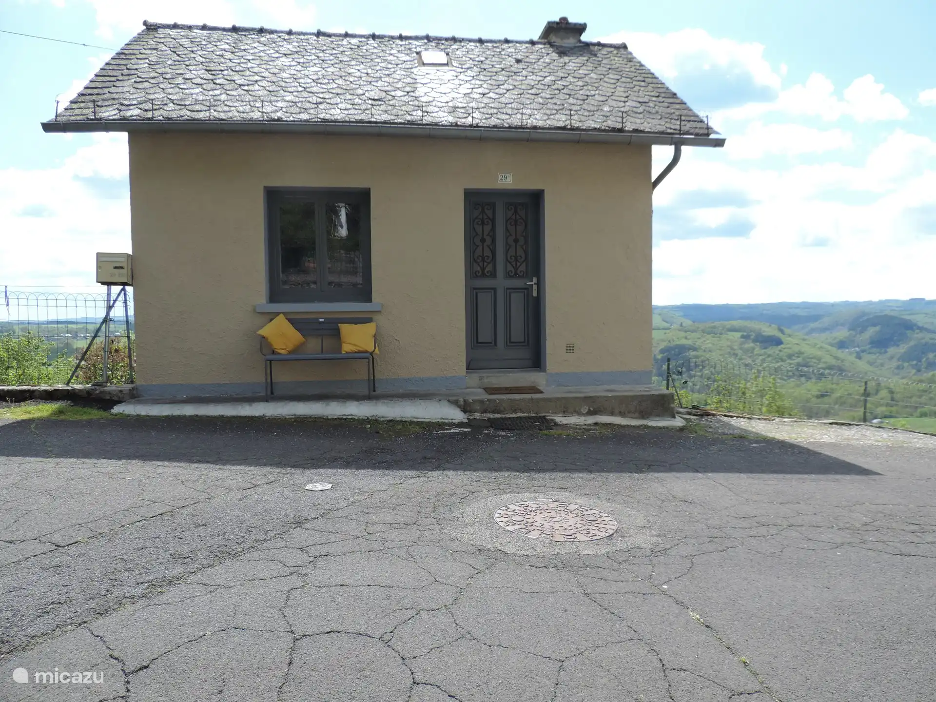 Ferienhaus LOTT Mur-de Barrez - vorne. NEU renoviert 2024.Je sehe hier nur einen Teil des Hauses