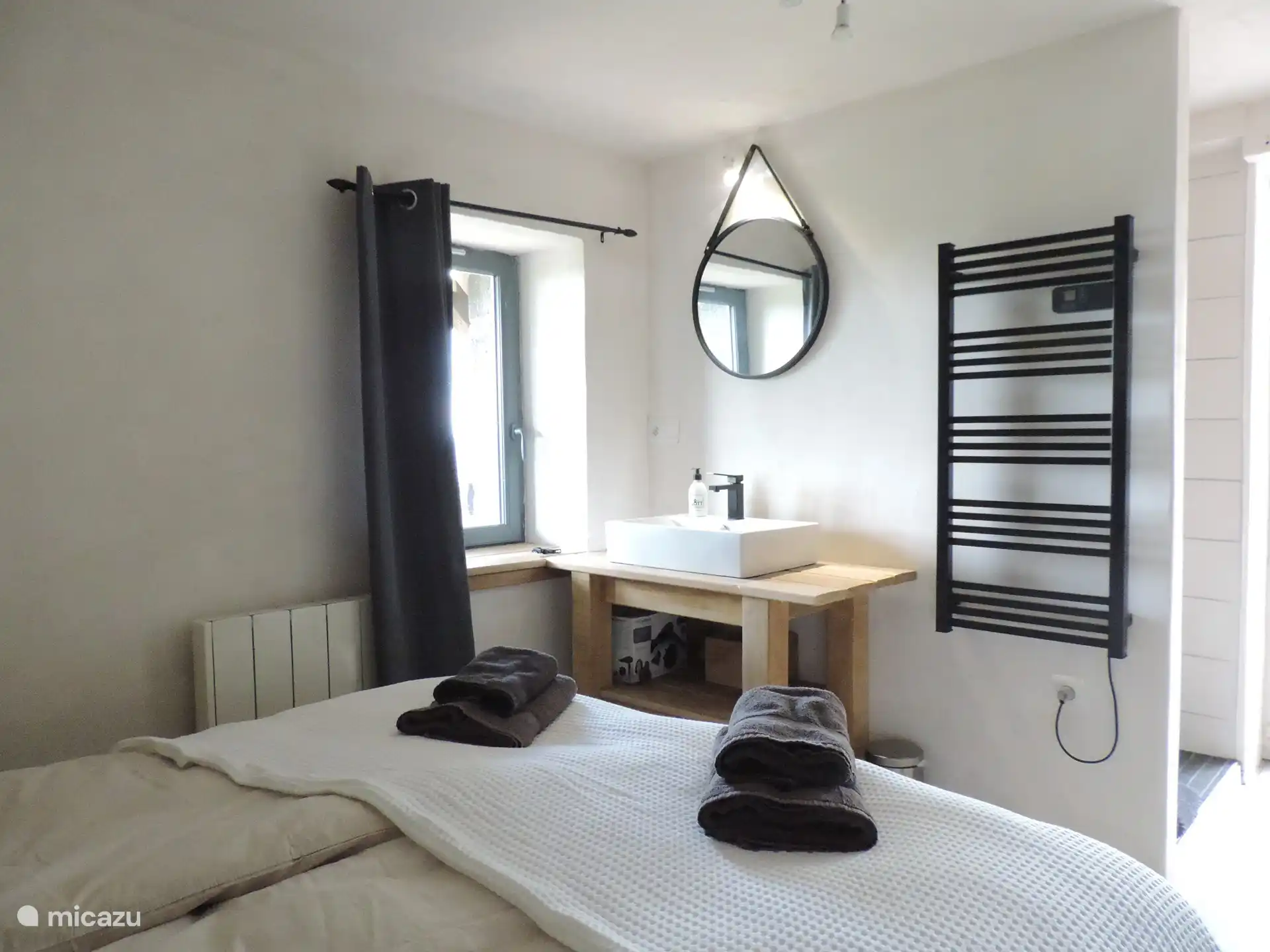 Schlafzimmer mit Waschbecken und ebenerdiger Dusche