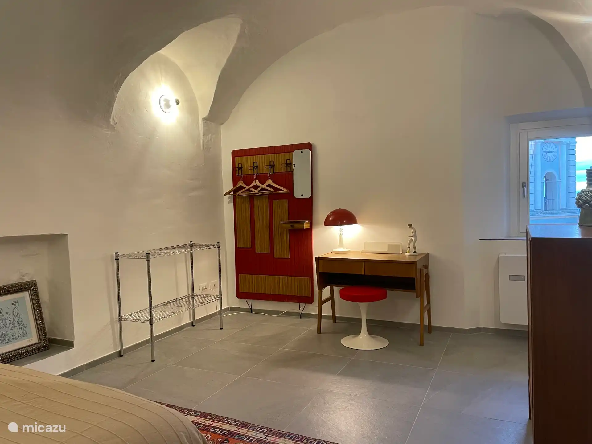 Geräumiges Schlafzimmer mit Schreibtisch