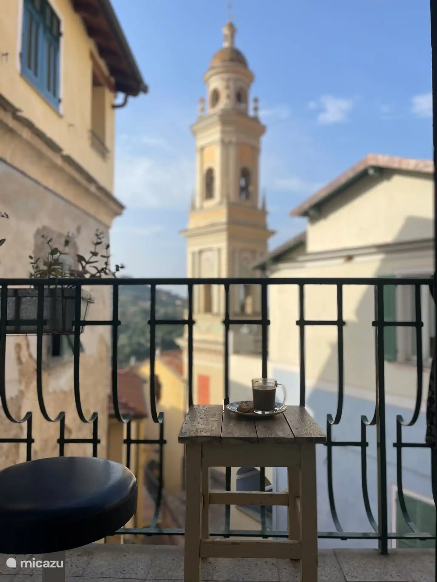 Morgenkaffee auf dem Balkon