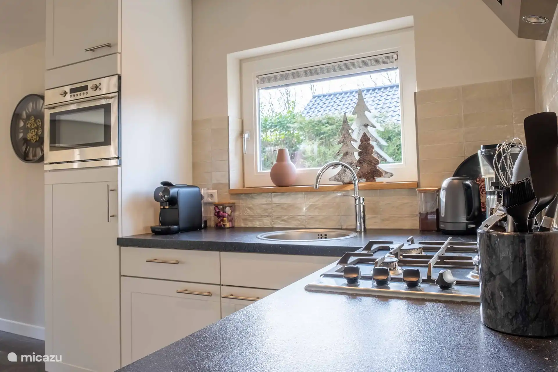 Neben einer Kaffeemaschine und einem Wasserkocher finden Sie auch einen L'or-Barista, der mit Kaffeekapseln verwendet werden kann.