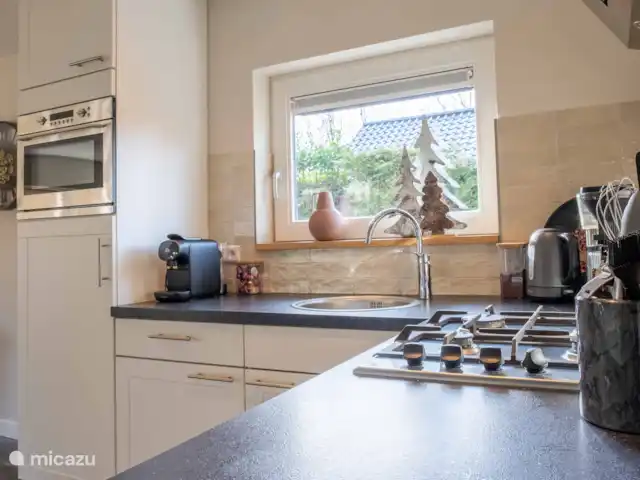 Cabaña en el bosque 38 en Países Bajos, Overijssel, Den Ham - casa vacacional Además de una cafetera y un hervidor de agua, también encontrará un L'or-Barista, para usar con cápsulas de café.