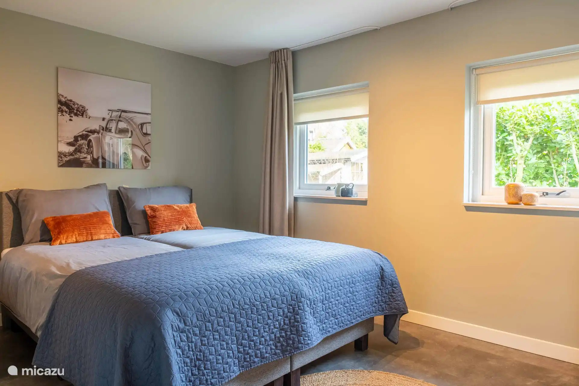 Das Schlafzimmer im Erdgeschoss mit Boxspringbett für 2 Personen, Kleiderschrank und Spiegel.