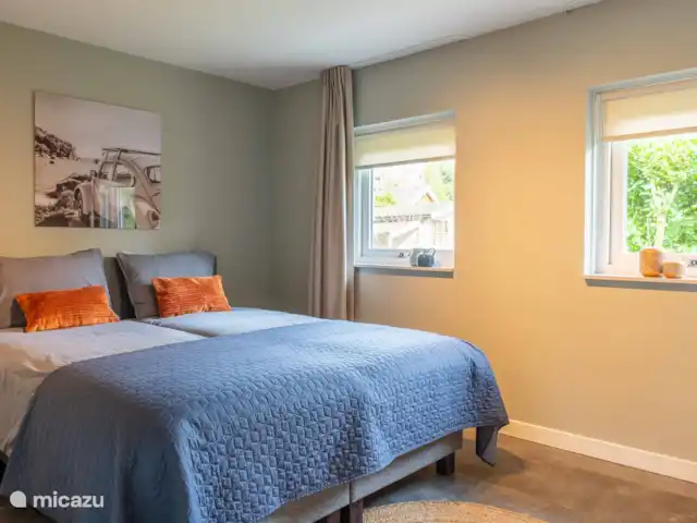 Cabaña en el bosque 38 en Países Bajos, Overijssel, Den Ham - casa vacacional El dormitorio de la planta baja, con somier para 2 personas, armario y espejo.