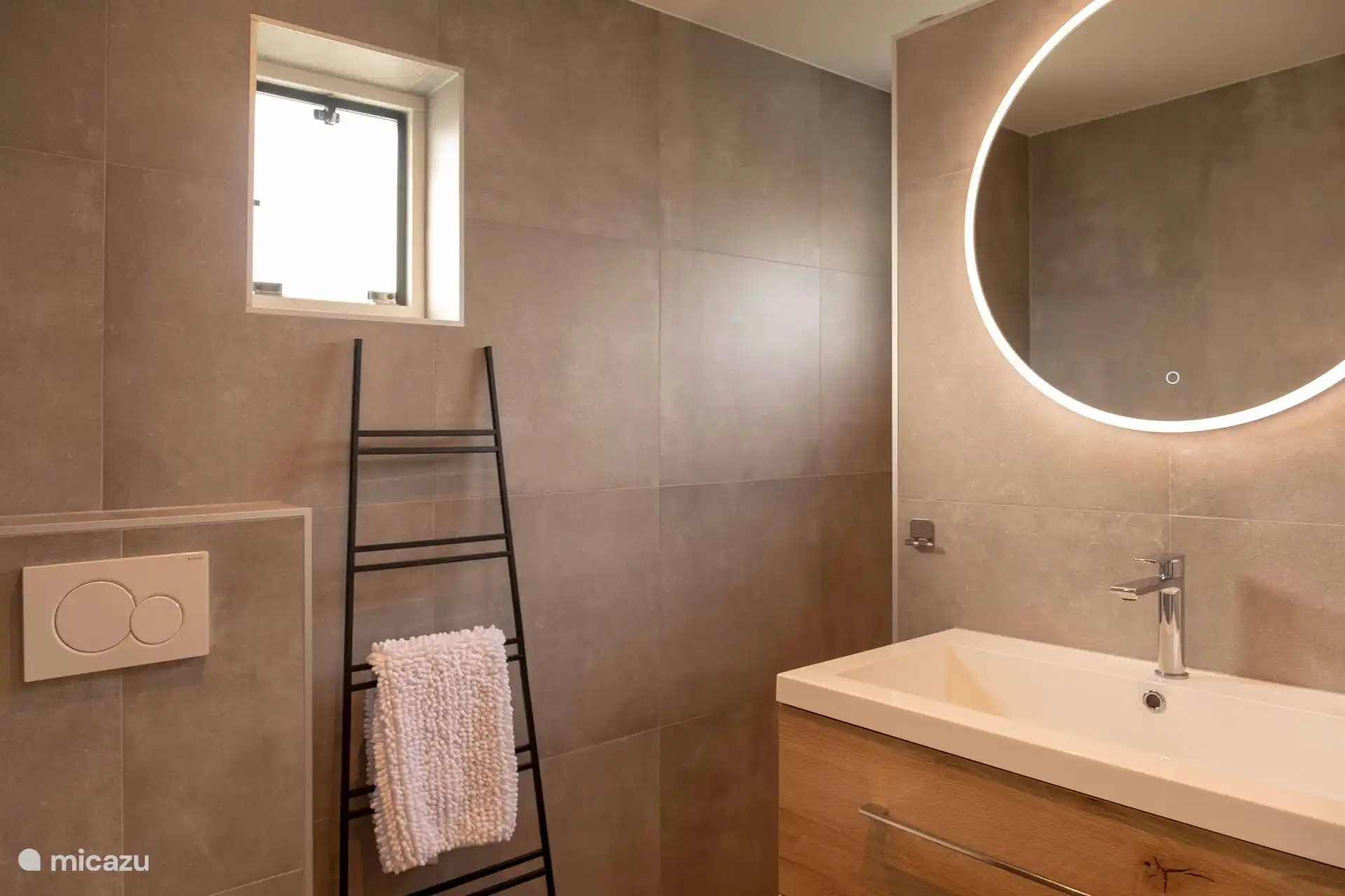 Das Duschbad im Erdgeschoss, mit WC.