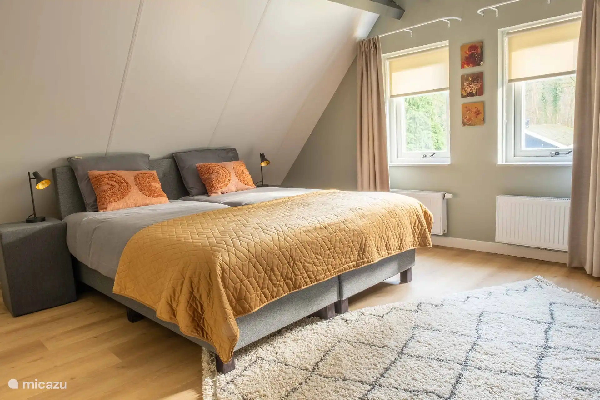 Das große Schlafzimmer im Obergeschoss mit Boxspringbett für 2 Personen und Kleiderschrank.