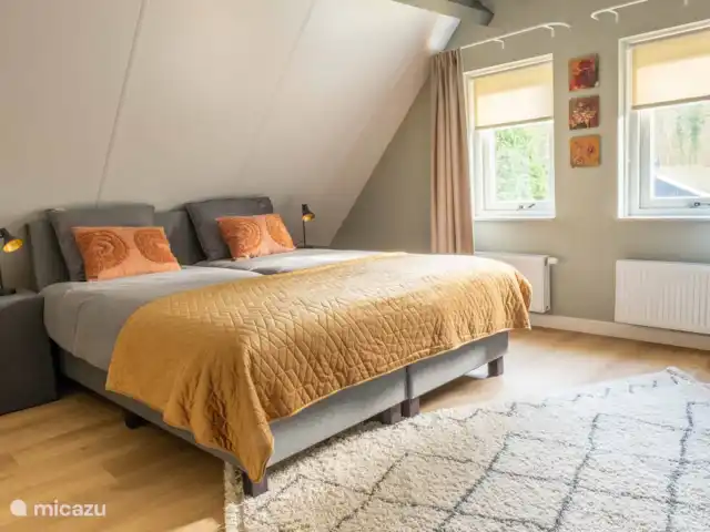 Cabaña en el bosque 38 en Países Bajos, Overijssel, Den Ham - casa vacacional El dormitorio grande en el piso de arriba, con somier para 2 personas y armario.