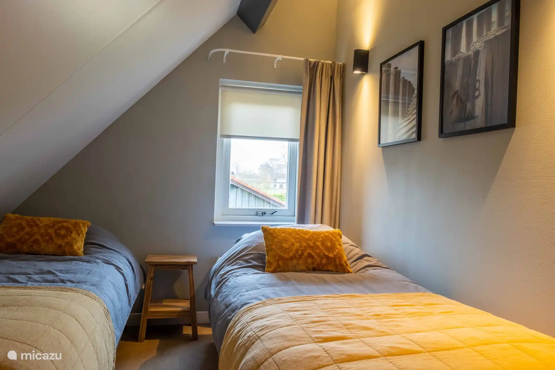 Das kleine Schlafzimmer im Obergeschoss, mit 2x einem 1-Personen-Boxspringbett. 