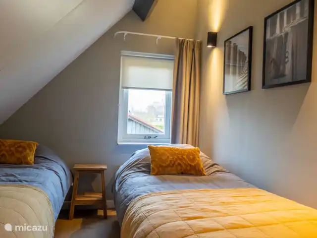 Cabaña en el bosque 38 en Países Bajos, Overijssel, Den Ham - casa vacacional El pequeño dormitorio de arriba, con 2x un somier para 1 persona.