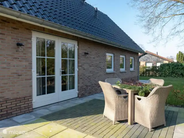 Cabaña en el bosque 38 en Países Bajos, Overijssel, Den Ham - casa vacacional Uno de los 3 asientos. Por la mañana, este es un lugar maravillosamente soleado para tomar una taza de café o desayunar.