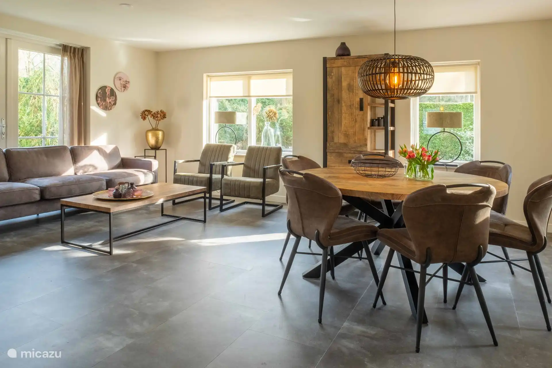 Die Sitzecke und der Essbereich, von wo aus Sie viel Blick nach draußen haben.